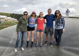 Students on Field Trip to Hog Farm